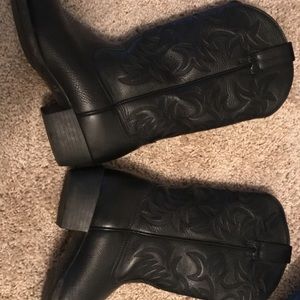 Black Ariat black boots